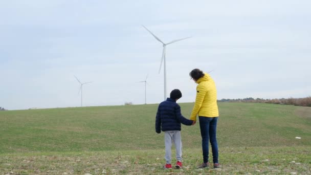 Mor Med Son Landet Tittar Vindkraftverk Ekologi Koncept — Stockvideo