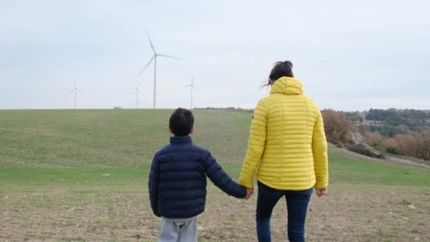Мать Сыном Сельской Местности Глядя Ветряные Турбины Экологическая Концепция — стоковое видео