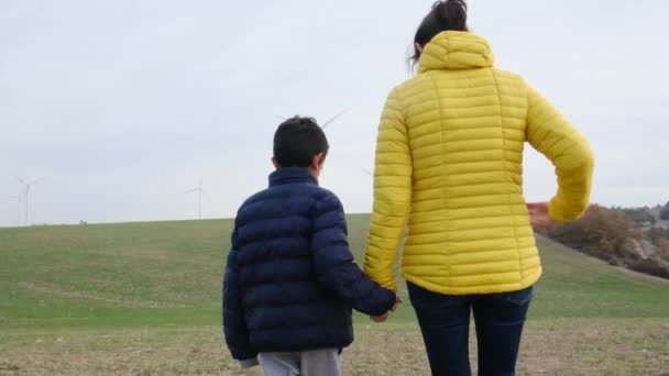 Mutter Mit Sohn Auf Dem Land Schaut Sich Windräder Ökologiekonzept — Stockvideo