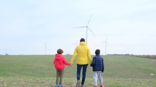 Moeder Met Zonen Het Platteland Met Windturbines Ecologisch Concept — Stockvideo