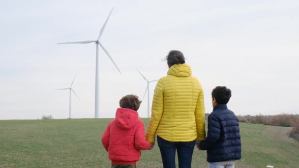 Matka Syny Venkově Větrnými Turbínami Koncept Ekologie — Stock video