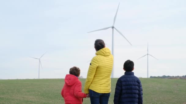 Anne Oğulları Kırsalda Rüzgar Türbinleri Ekoloji Konsepti — Stok video