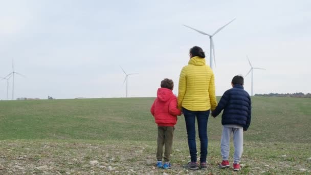 Ibu Dengan Anak Anak Pedesaan Dengan Turbin Angin Konsep Ekologi — Stok Video