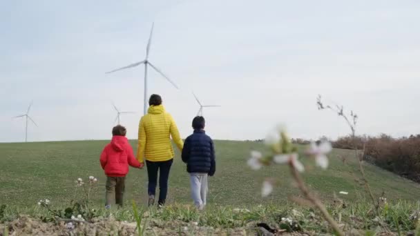 Mãe Com Filhos Campo Com Turbinas Eólicas Conceito Ecologia — Vídeo de Stock