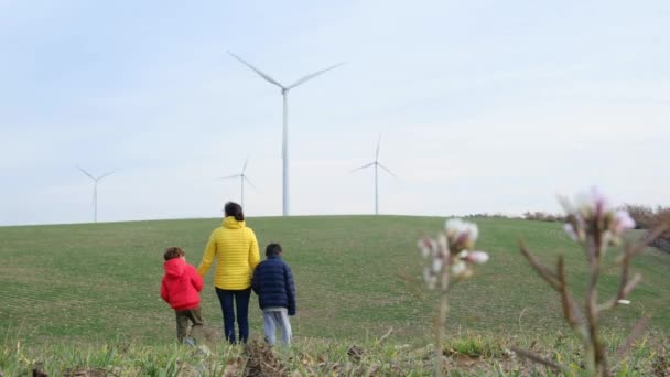 Matka Synami Wsi Turbinami Wiatrowymi Koncepcja Ekologii — Wideo stockowe