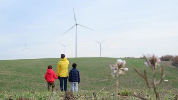 Moeder Met Zonen Het Platteland Met Windturbines Ecologisch Concept — Stockvideo