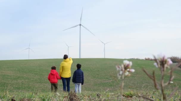 Anne Oğulları Kırsalda Rüzgar Türbinleri Ekoloji Konsepti — Stok video
