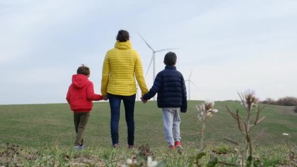 Ibu Dengan Anak Anak Berjalan Pedesaan Dengan Turbin Angin Konsep — Stok Video