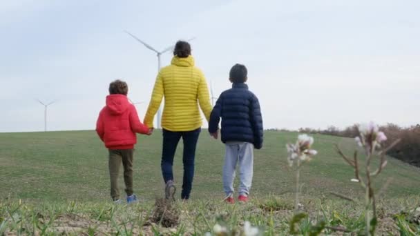 Mutter Mit Söhnen Auf Dem Land Mit Windrädern Ökologisches Konzept — Stockvideo