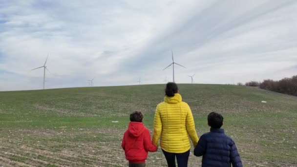 母亲和儿子带着风力涡轮机在农村行走 生态概念 — 图库视频影像