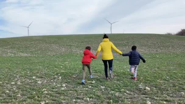 Äiti Poikien Kanssa Maaseudulla Tuuliturbiinit Ekologia Käsite — kuvapankkivideo