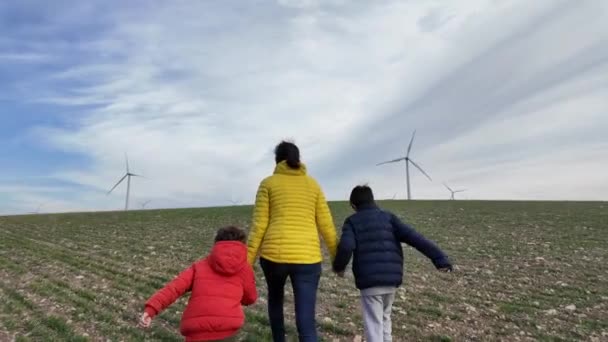 Anya Fiúk Séta Vidéken Szélturbinákkal Ökológia Koncepció — Stock videók