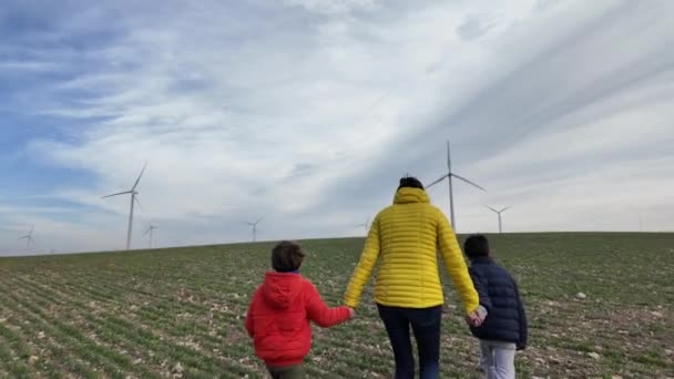 Matka Syny Procházky Venkově Větrnými Turbínami Koncept Ekologie — Stock video