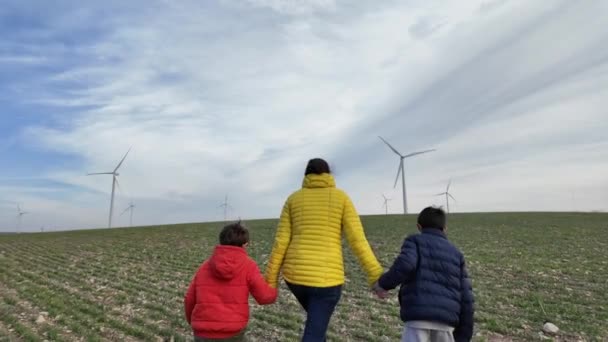 母亲和儿子带着风力涡轮机在农村行走 生态概念 — 图库视频影像
