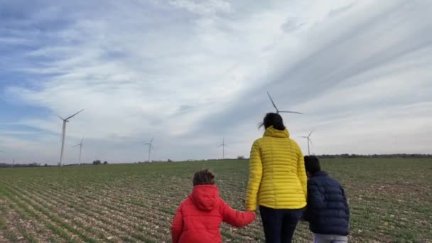 Matka Syny Procházky Venkově Větrnými Turbínami Koncept Ekologie — Stock video