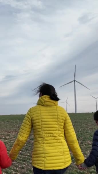 Mère Avec Des Fils Campagne Avec Des Éoliennes Concept Écologique — Video