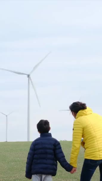 Moeder Met Zoon Het Platteland Kijken Naar Windturbines Ecologie Concept — Stockvideo