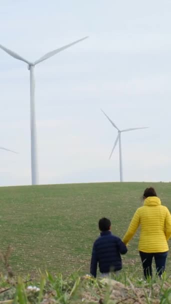 Мати Сином Сільській Місцевості Дивлячись Вітрові Турбіни Концепція Екології — стокове відео