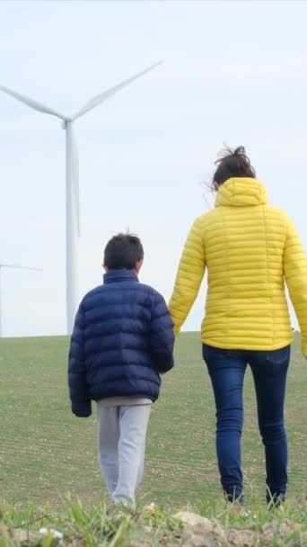Moeder Met Zoon Het Platteland Kijken Naar Windturbines Ecologie Concept — Stockvideo