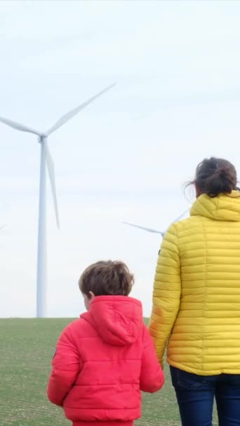 Anne Oğlu Kırsalda Rüzgar Türbinlerine Yürüyor Ekoloji Kavramı — Stok video