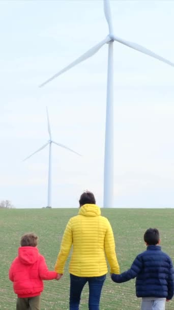Madre Con Figli Campagna Con Turbine Eoliche Concetto Ecologia — Video Stock