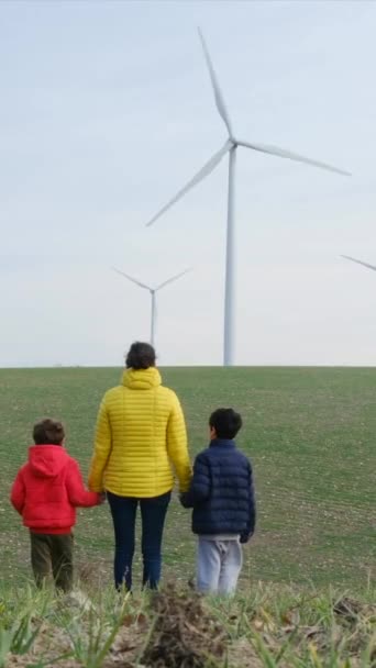 Matka Syny Venkově Větrnými Turbínami Koncept Ekologie — Stock video