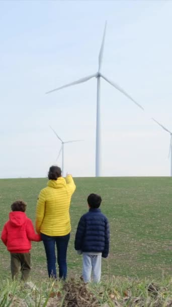 带风力涡轮机的农村母亲和儿子 生态概念 — 图库视频影像