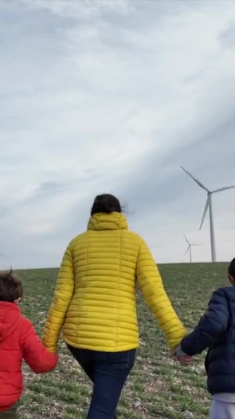 Мать Сыновьями Сельской Местности Ветряными Турбинами Концепция Экологии — стоковое видео