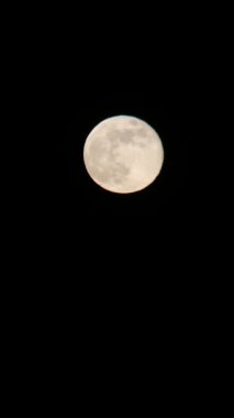 Gece gökyüzünde dolunay, astronomi