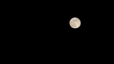 Gece gökyüzünde dolunay, astronomi