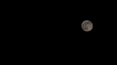 Gece gökyüzünde dolunay, astronomi