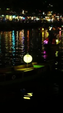 Nehirde fenerli teknelerin gece görüşü 