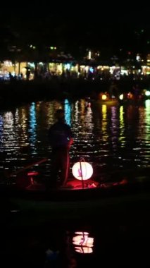 Nehirde fenerli teknelerin gece görüşü 