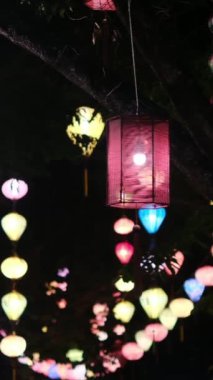 Akşamları renkli fenerler