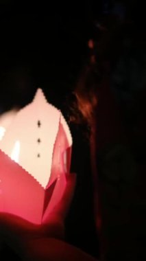 Gece görüşü, fener tutan kişi. 