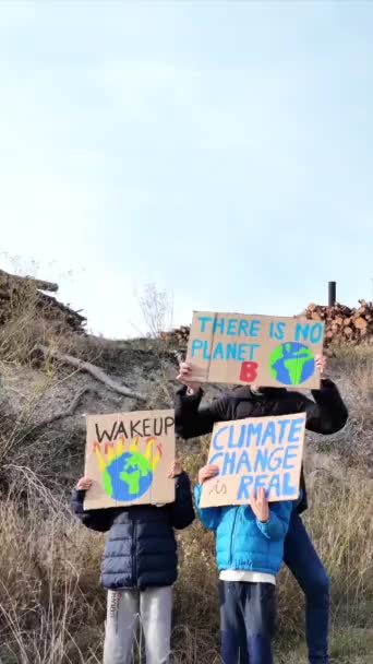 Klimaatveranderingsconcept Jongens Met Moeder Protest Met Bordjes — Stockvideo