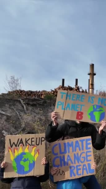 Éghajlatváltozás Koncepciója Fiúk Anyával Tiltakoznak Plakátokkal — Stock videók
