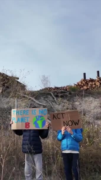 Koncepce Změny Klimatu Chlapci Protest Plakáty — Stock video