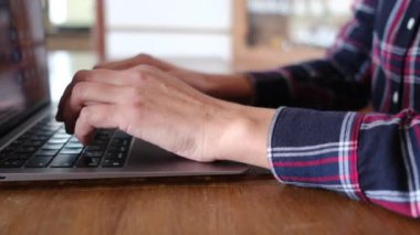 Dizüstü bilgisayar kullanan kişi. güvenlik kavramı