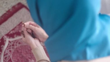 Müslüman kadın Ramazan 'da tesettüre giriyor