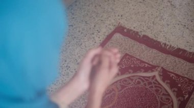 Müslüman kadın Ramazan 'da tesettüre giriyor