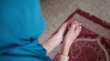 Müslüman kadın Ramazan 'da tesettüre giriyor