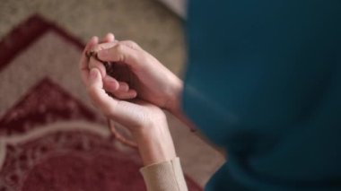 Müslüman kadın Ramazan 'da tesettüre giriyor