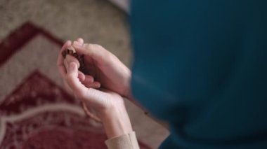 Müslüman kadın Ramazan 'da tesettüre giriyor