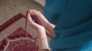 Müslüman kadın Ramazan 'da tesettüre giriyor