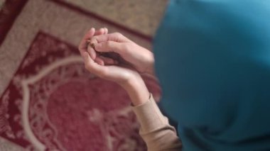 Müslüman kadın Ramazan 'da tesettüre giriyor