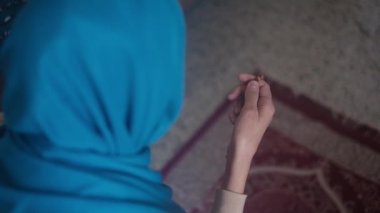 Müslüman kadın Ramazan 'da tesettüre giriyor