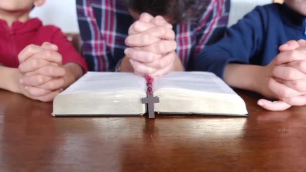 Ibu Muda Dengan Anak Anaknya Berdoa Dengan Alkitab Dan Salib — Stok Video