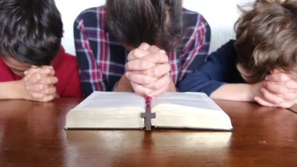 Joven Madre Con Sus Hijos Orando Con Biblia Crucifijo — Vídeos de Stock