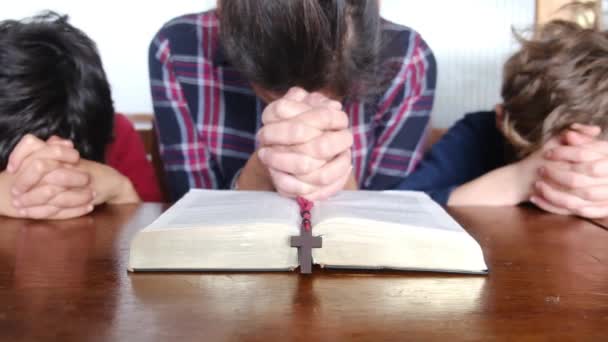 Ibu Muda Dengan Anak Anaknya Berdoa Dengan Alkitab Dan Salib — Stok Video